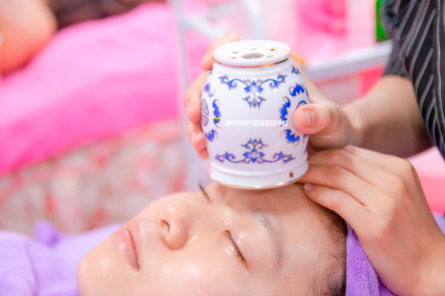 艾灸罐艾灸額頭的好處，廣西艾灸學(xué)校課程講解