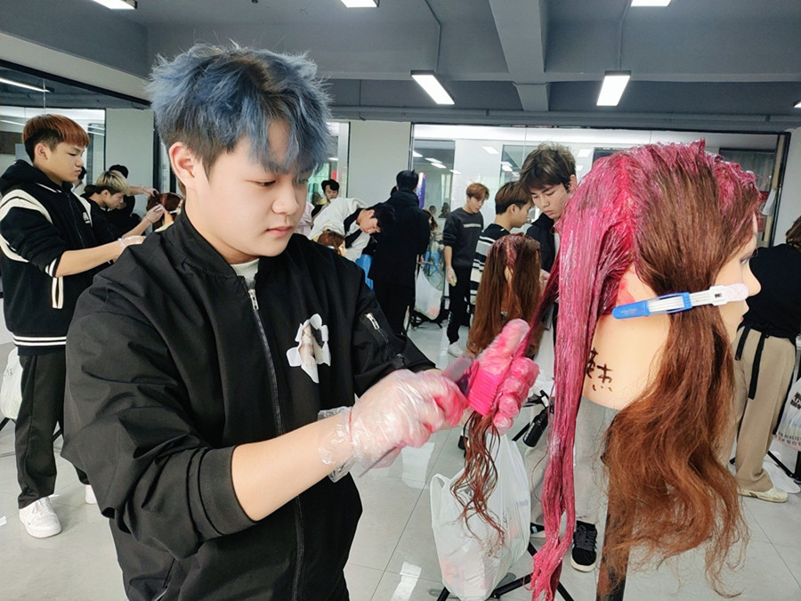 南寧燙染培訓(xùn)學(xué)校課堂實(shí)訓(xùn)