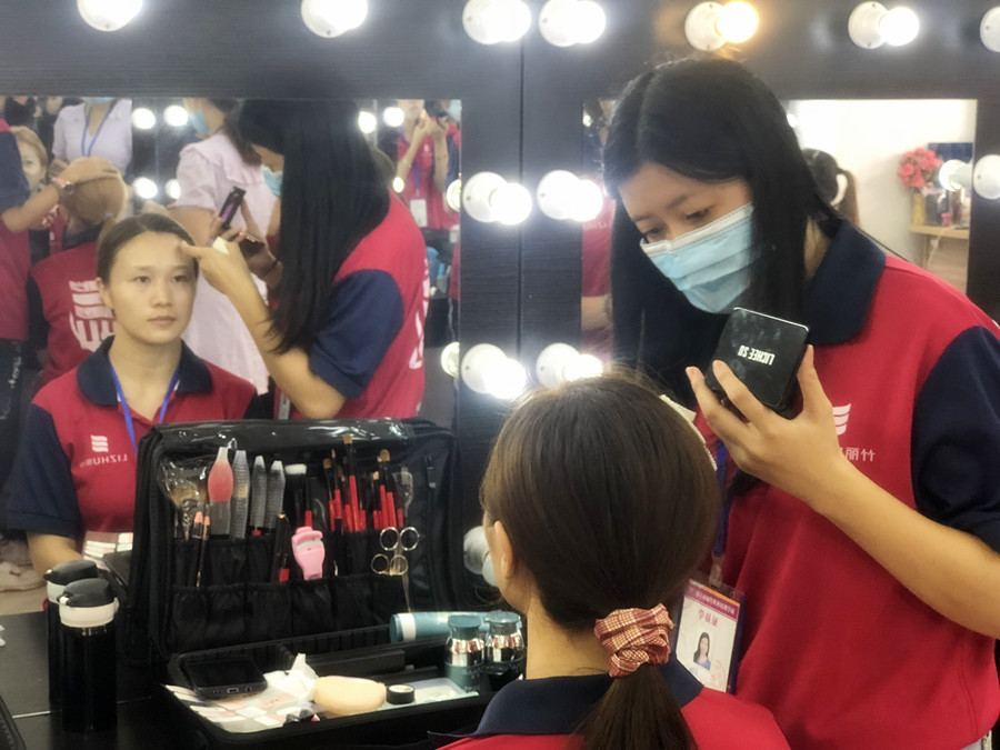 如何打造自然底妝？廣西彩妝教學(xué)基礎(chǔ)