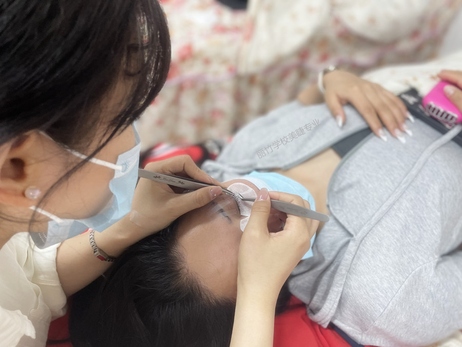 南寧美睫：不同經驗的美睫師如何選擇膠水？