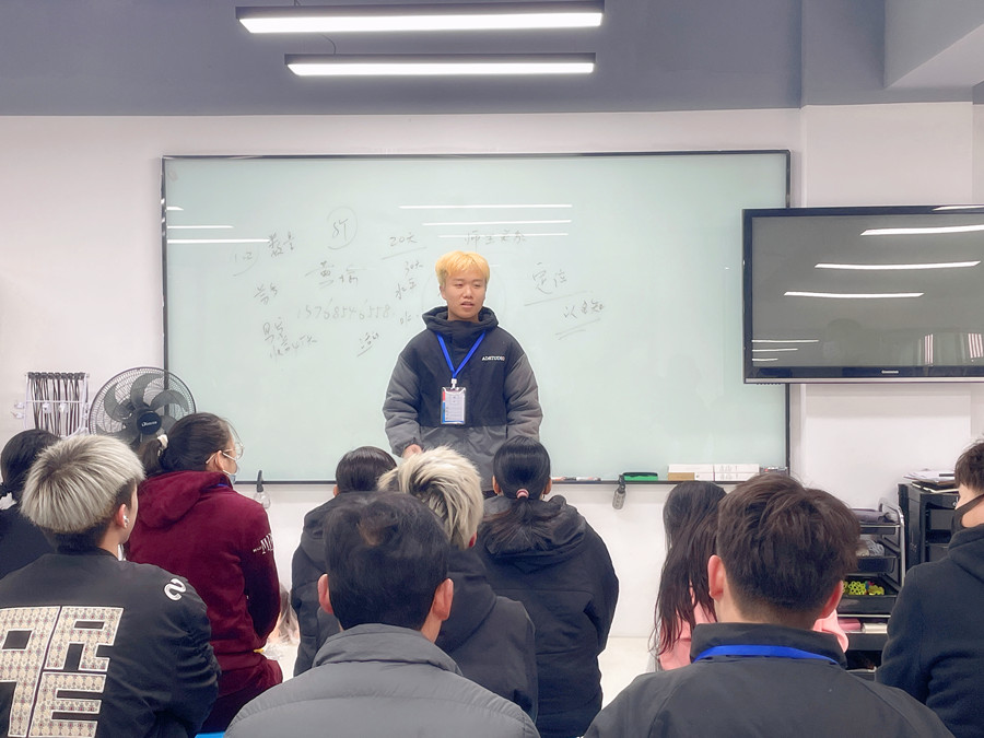 同學(xué)，歡迎來到廣西美發(fā)教育學(xué)校