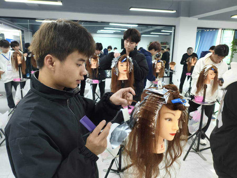 南寧染發(fā)訓(xùn)練：挑染錫紙包裹技術(shù)課