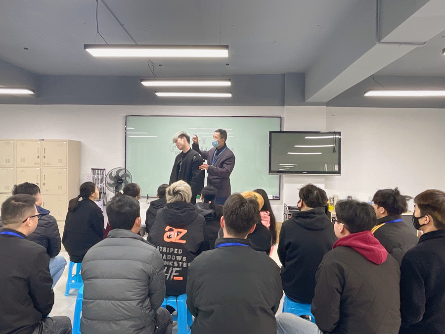 起發(fā)腳是什么？南寧學(xué)理發(fā)剪發(fā)培訓(xùn)