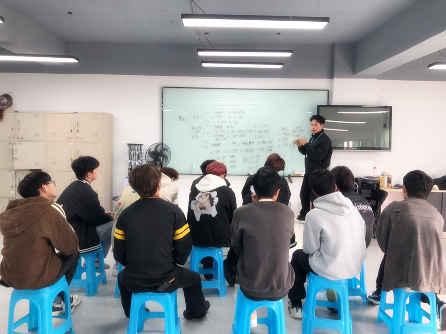 美發(fā)店常用的燙發(fā)方式，廣西燙染專業(yè)技術(shù)學(xué)?？偨Y(jié)分享