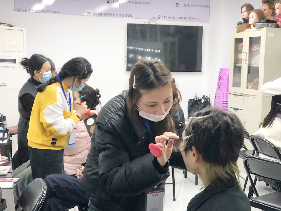 廣西化妝基礎(chǔ)短期：零基礎(chǔ)學(xué)化妝入門學(xué)什么？