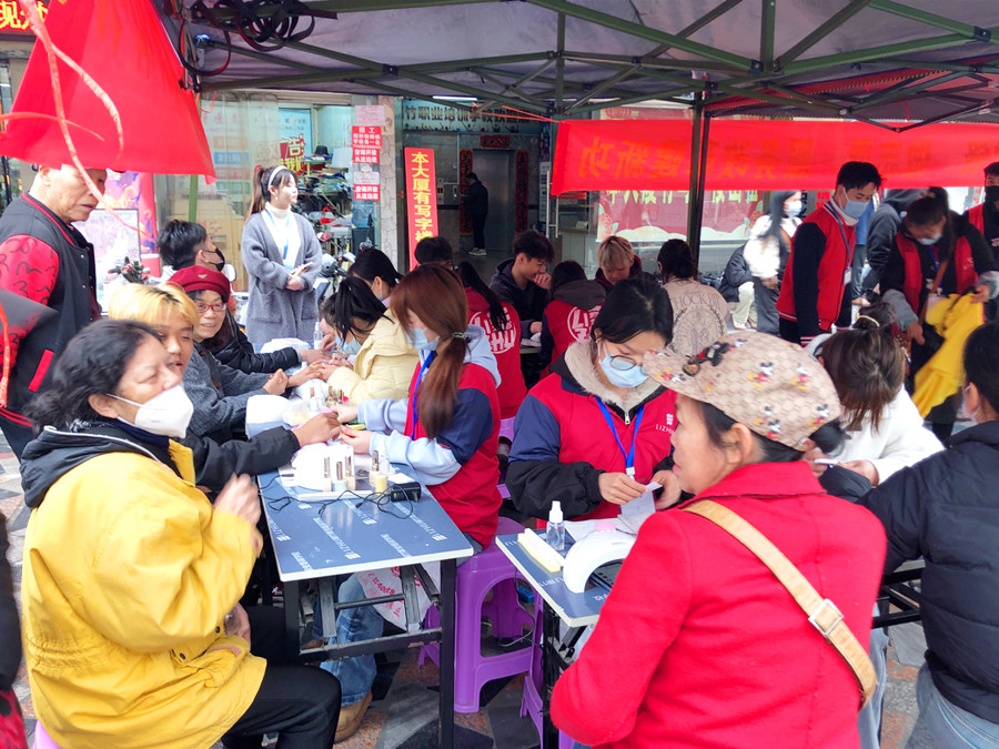 美甲活動免費(fèi)，南寧美甲造型專業(yè)學(xué)校開啟“學(xué)雷鋒月”