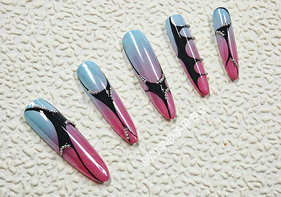  漸變線條美甲，廣西美甲學(xué)院實(shí)訓(xùn)作品