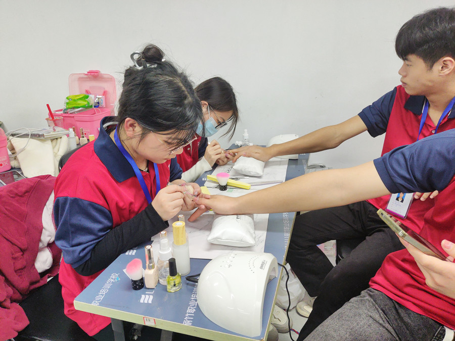 南寧學(xué)美甲的年齡限制？南寧學(xué)美甲去哪里？