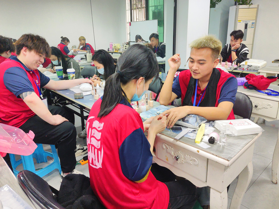 學美甲從零開始：男士美甲如何選擇？