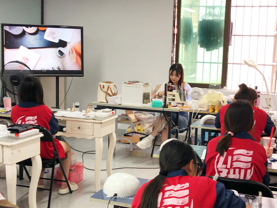 想在南寧學(xué)美甲技術(shù)，歡迎報(bào)讀麗竹學(xué)校