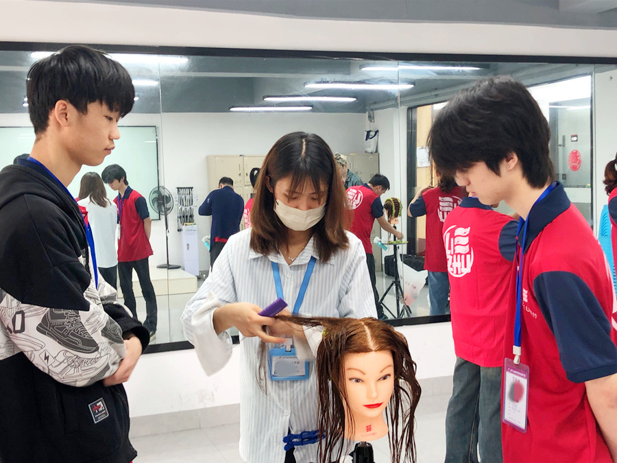 標(biāo)準(zhǔn)杠練習(xí)重點，南寧花式燙發(fā)學(xué)校解析