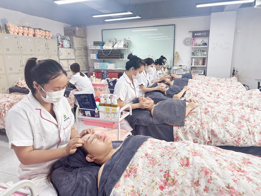 如何使用面霜進(jìn)行面部按摩？南寧教面部按摩