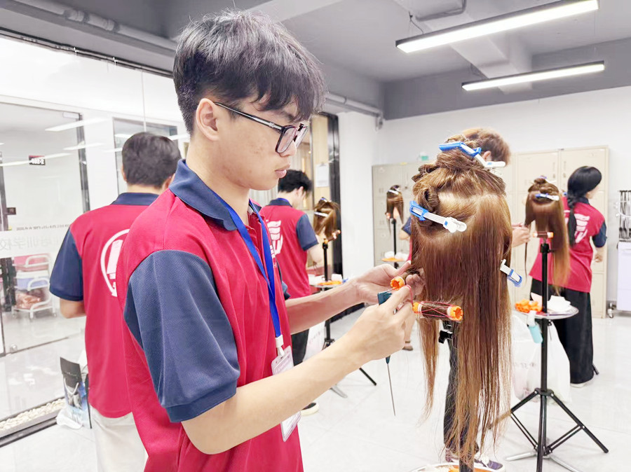 卷筒弄卷發(fā)的教程，南寧燙發(fā)造型學(xué)校課件