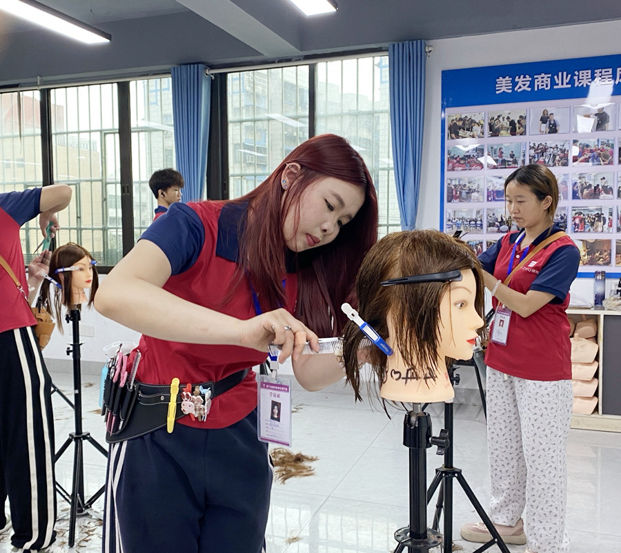 幼態(tài)臉選發(fā)型的關(guān)鍵，南寧剪發(fā)造型女士教學(xué)