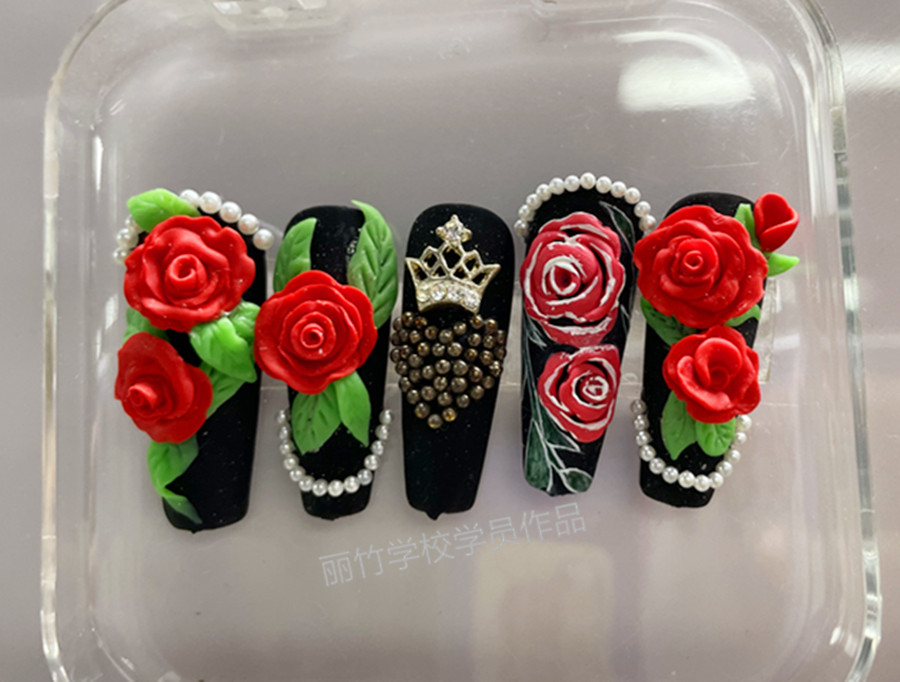 輕奢玫瑰雕花美甲，南寧美甲學(xué)校學(xué)員作品