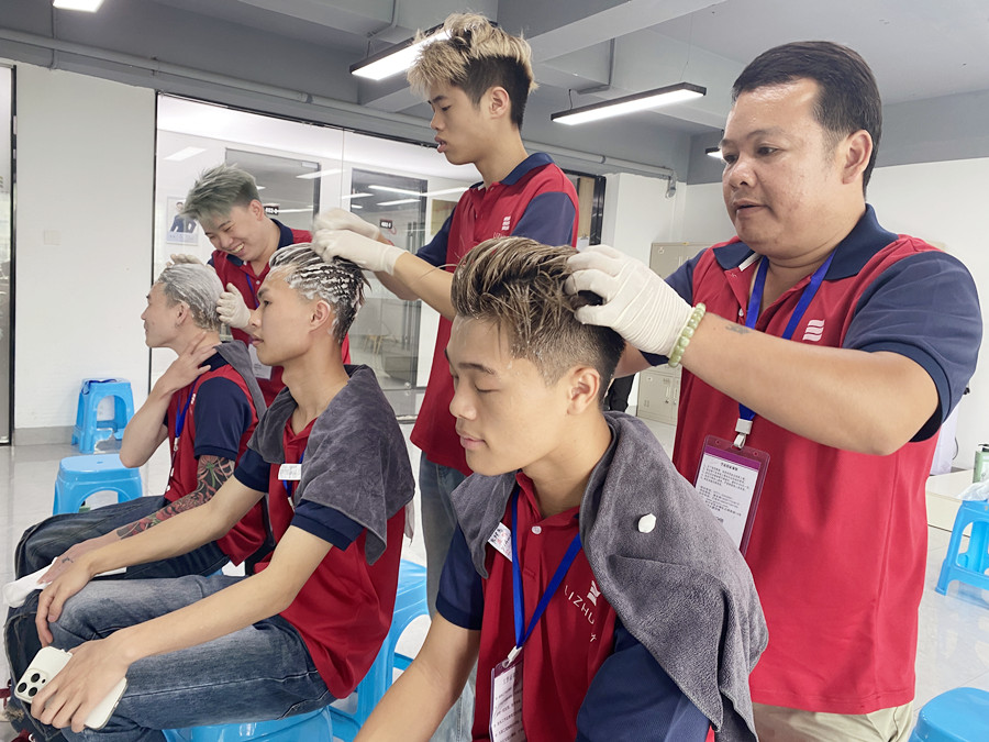 坐式洗頭起泡技巧，南寧美發(fā)洗護(hù)培訓(xùn)