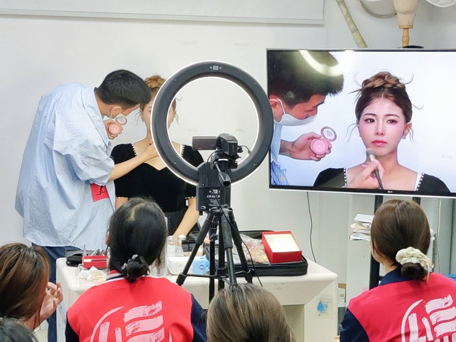 如何畫好千金妝？南寧學(xué)化妝到哪去？