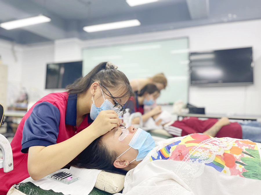 如何成為高價(jià)美睫師？南寧美睫學(xué)校排行分享技巧