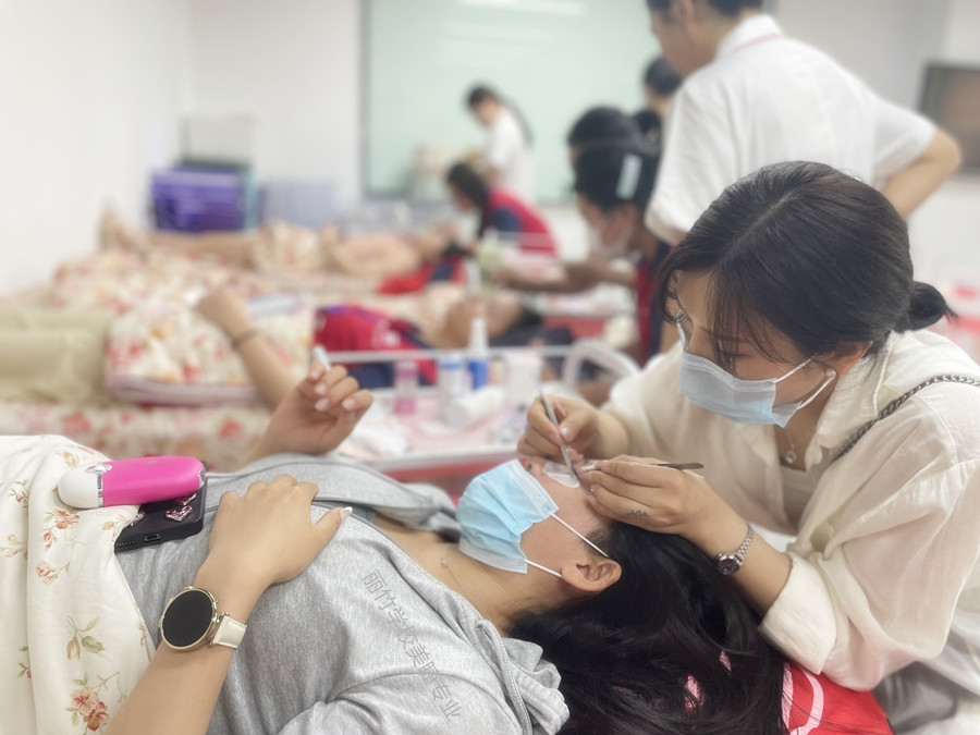 嫁接美睫后如何修補？南寧美睫教學(xué)