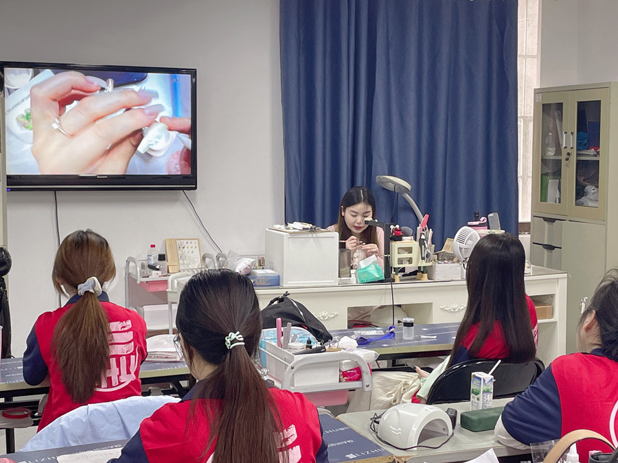 廣西學(xué)美甲有前途嗎？廣西美甲行業(yè)的前景如何？