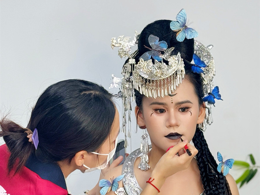 苗疆寫真造型，學(xué)化妝寫真南寧市