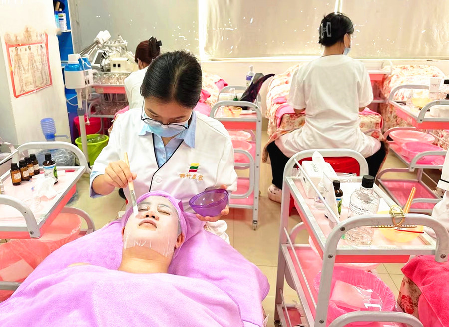 夏季補(bǔ)水的重要性，南寧美容護(hù)膚養(yǎng)顏學(xué)校分享