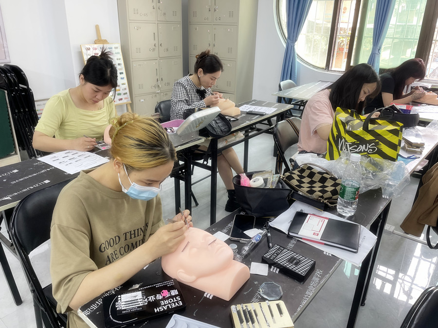 睫毛的基礎知識，南寧美甲培訓正規(guī)講解