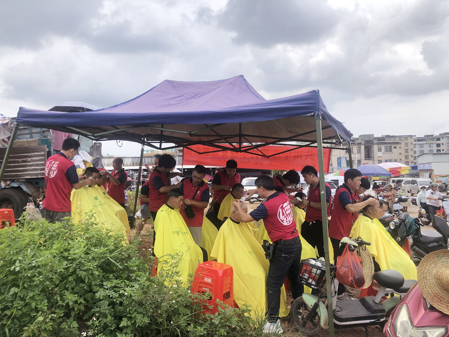 南寧美發(fā)男士精剪造型班外出義剪，大受歡迎