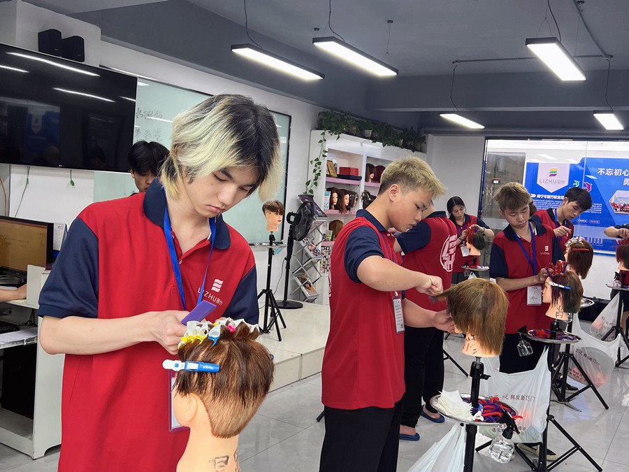 南寧學花式燙發(fā)課堂：定位燙