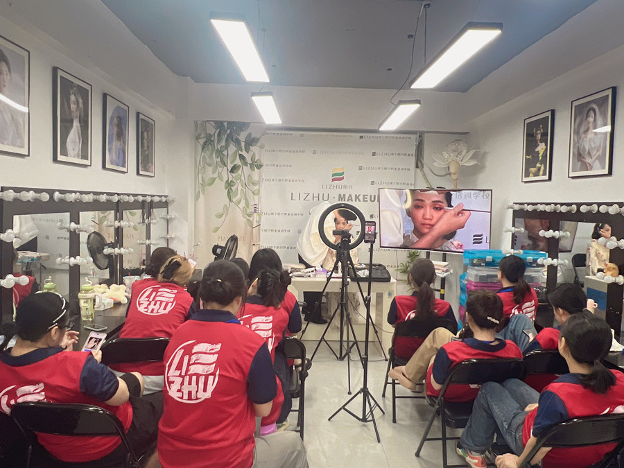 廣西化妝手法示范：法式復古寫真造型