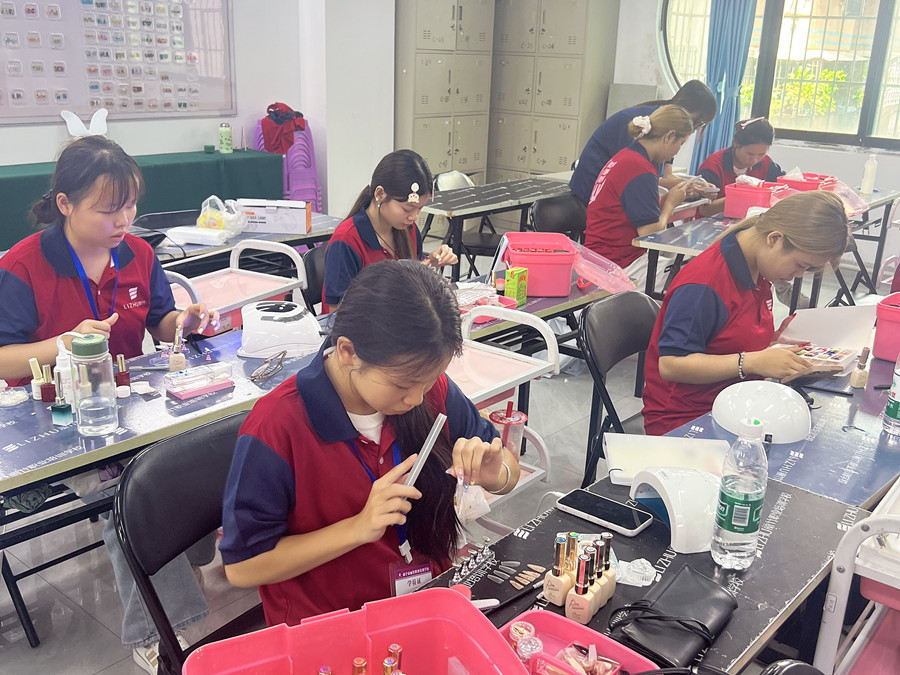 新手打磨甲片的技巧，南寧美甲訓練