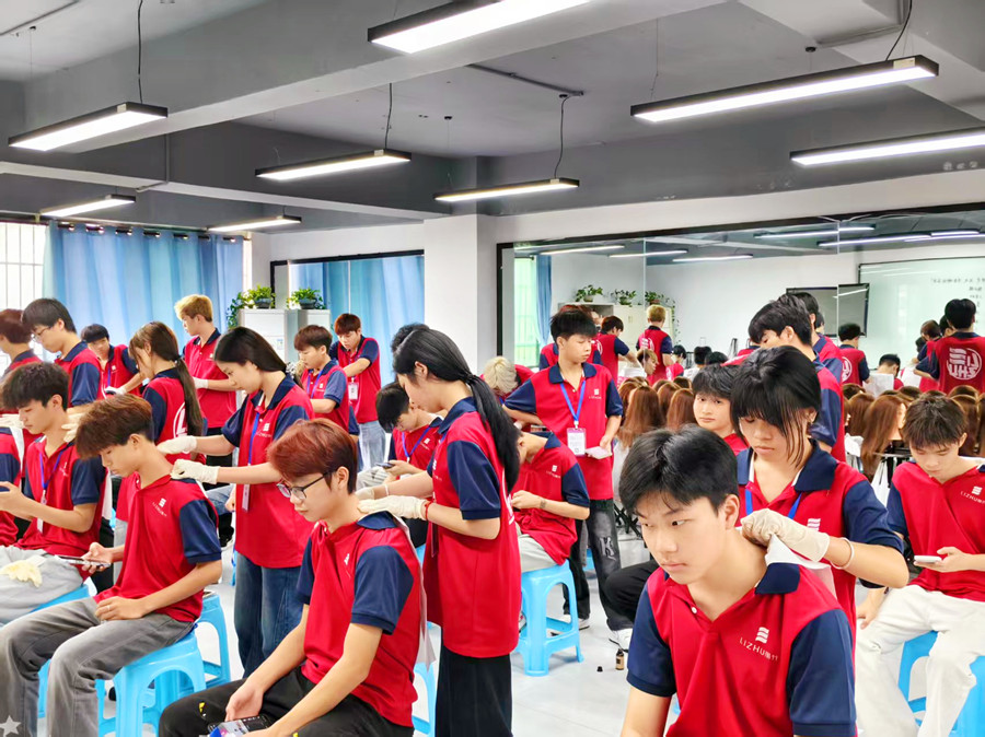 美發(fā)洗護(hù)精油按摩肩頸的好處，廣西洗護(hù)專(zhuān)業(yè)學(xué)校講解