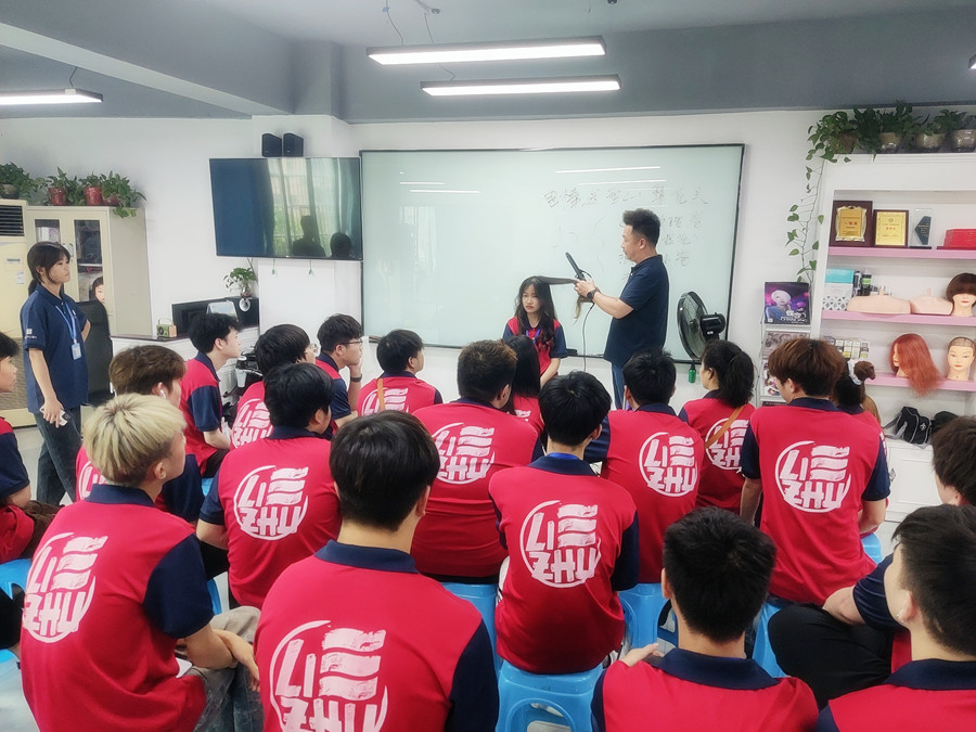 通用燙發(fā)后打理技巧，廣西燙染專業(yè)學(xué)校分享