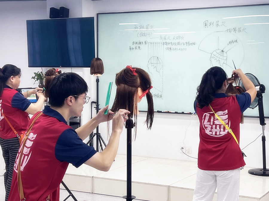 圓形層次修剪是什么？廣西美發(fā)造型學校為你解答