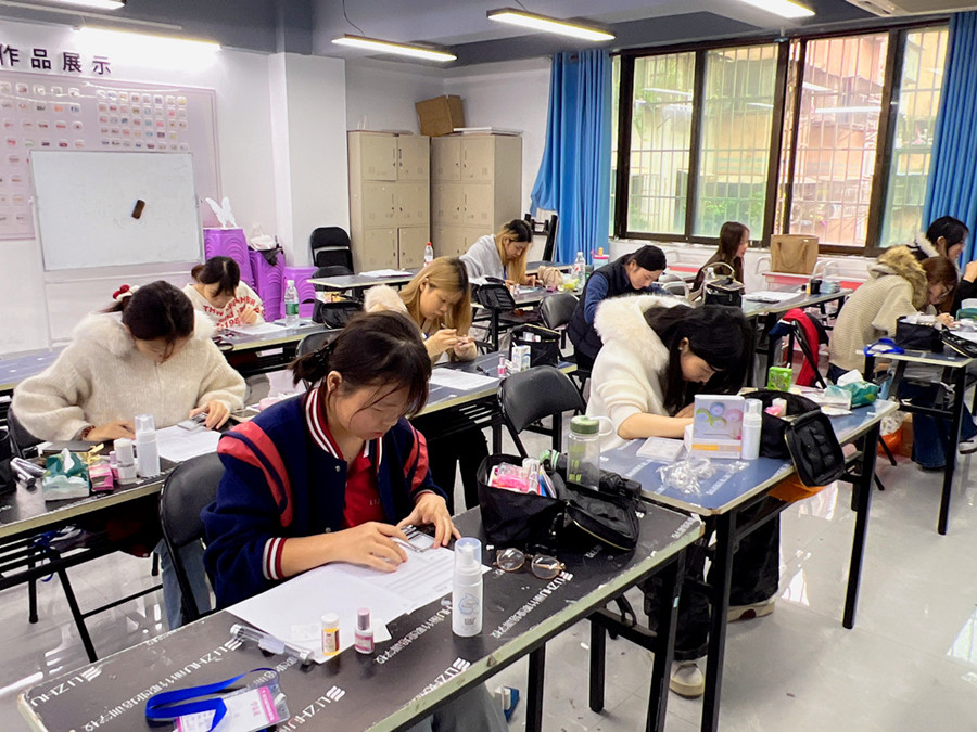 學美甲零基礎，南寧美甲美睫學校