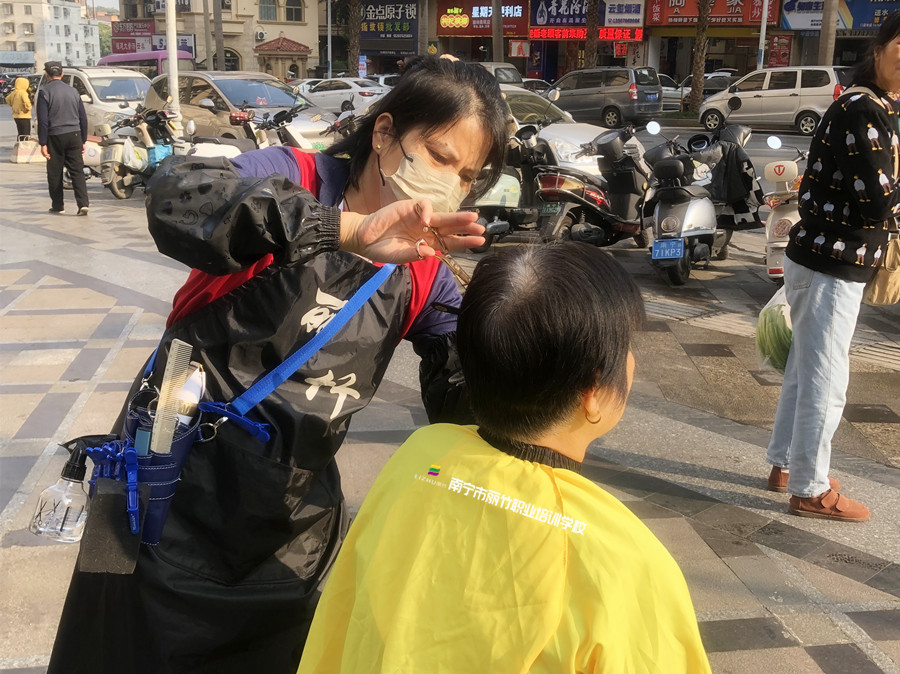 南寧剪發(fā)培訓(xùn)：新手如何挑選美發(fā)剪刀？