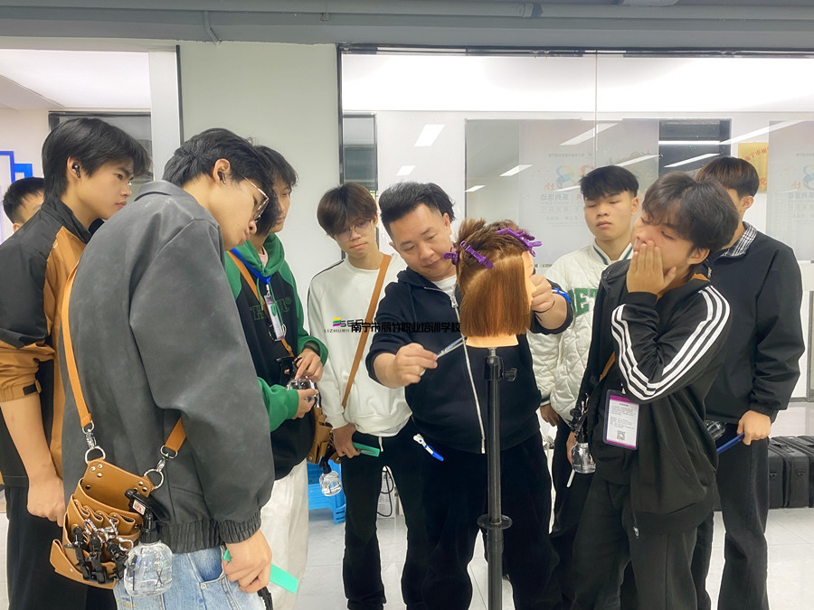 圓形層次修剪，廣西剪發(fā)技術(shù)學(xué)校