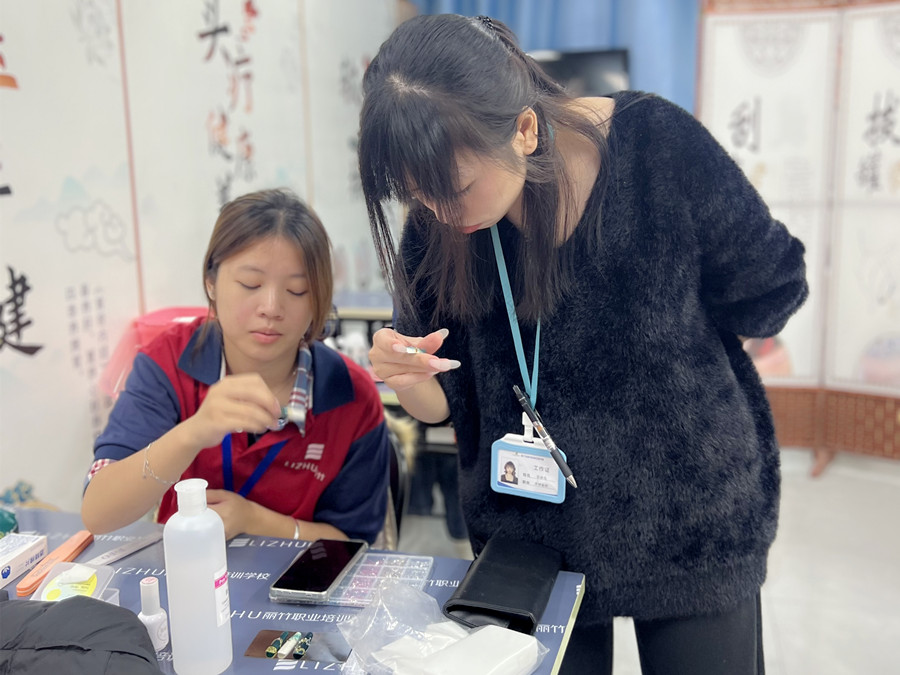 輕奢綠色貓眼美甲，南寧專業(yè)美甲學(xué)校學(xué)員作品