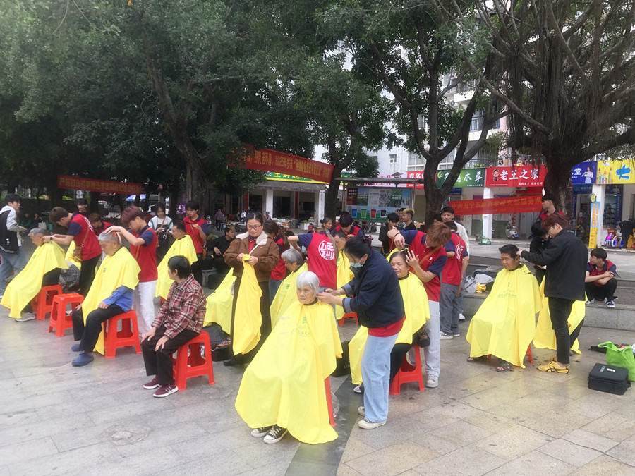 南寧美發(fā)學(xué)校外出實(shí)踐活動(dòng)，檢驗(yàn)學(xué)員技術(shù)能力