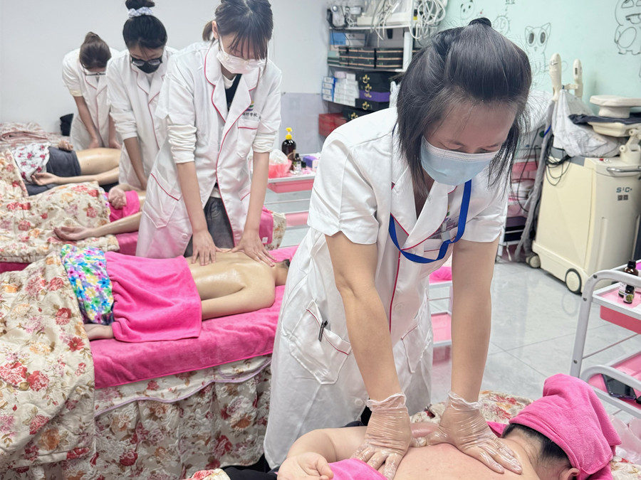 肩胛骨按摩真人實(shí)操，南寧美容培訓(xùn)練習(xí)