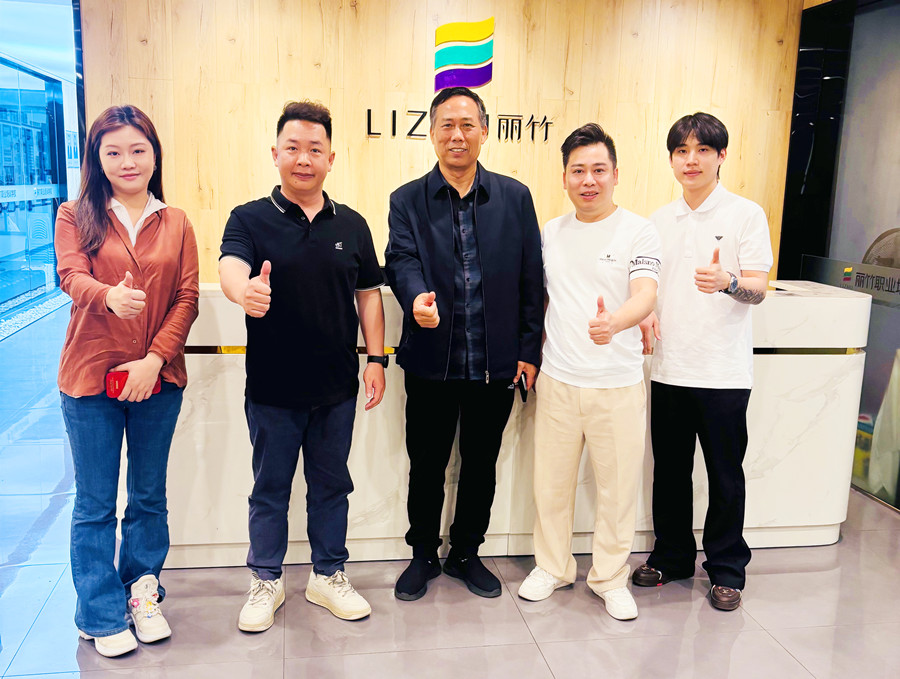 廣西美協(xié)蔣會(huì)長(zhǎng)攜江蘇美發(fā)連鎖機(jī)構(gòu)到我校進(jìn)行校企合作