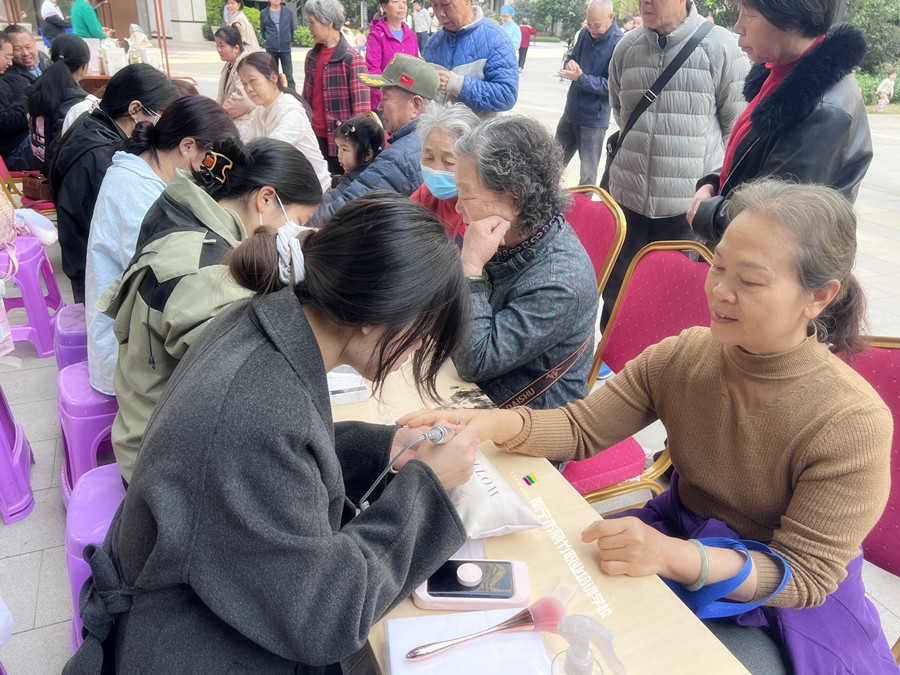 南寧美甲學校公益活動，一場有意義的外出教學